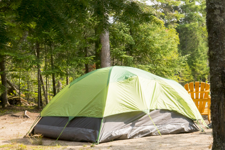 camping-car bannière auvent pare-soleil lac montagnes forêt