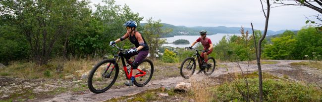 La région des Laurentides est un immense terrain de jeux qui propose des sentiers de vélo de montagne pour tous les goûts et tous les niveaux.